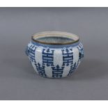 ASIATISCHE PINSELSCHALE China, blau bemalt mit Fratzenköpfen, unterseitig bez., H 8 cm