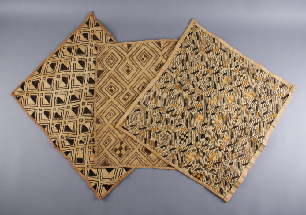 DREI AFRIKANISCHE TEXTILE mit geometrischen Mustern, H 60 x B 50 cm, H 57 x B 54 cm, H 54x B 52