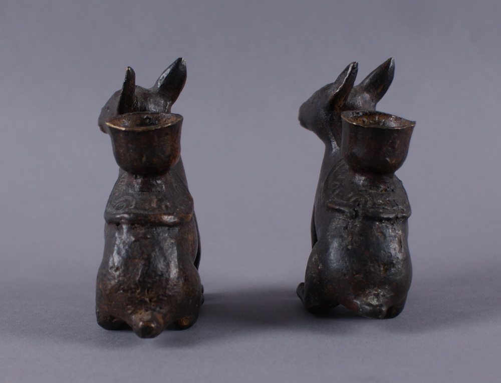 PAAR KANINCHEN 19. JH, Bronze Kerzenhalter in Form zweier Hasen, H 9 x B 7 cm  Mindestpreis: 150 - Image 3 of 6