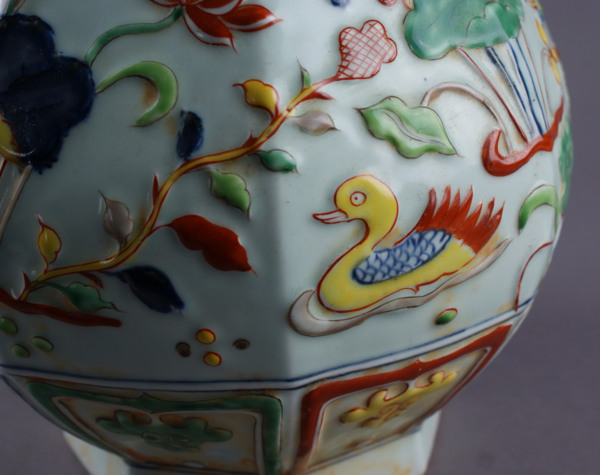 PAAR CHINESISCHE VASEN mit farbenprächtigem Entenmotiv und floraler Ornamentik auf Korpus, - Image 5 of 13