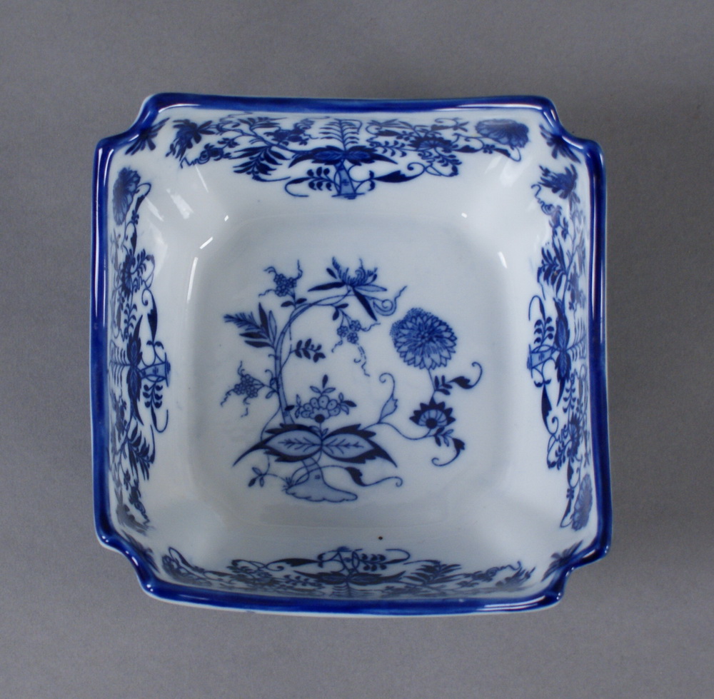 ECKIGE SCHALE Porzellan, mit blau-weißem Zwiebelmuster, unterseitig bez., Durchmesser 18cm - Image 4 of 5