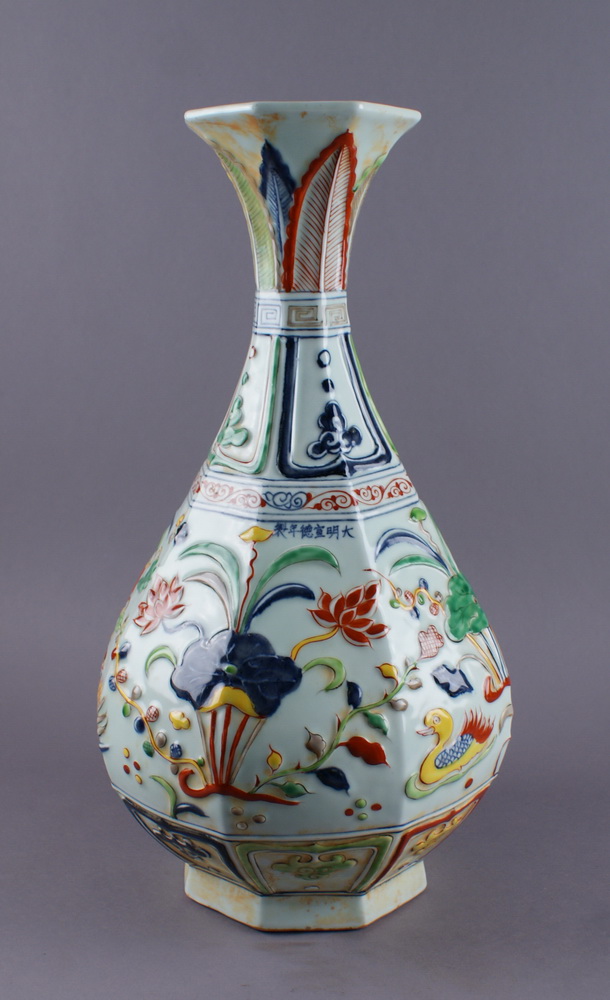 PAAR CHINESISCHE VASEN mit farbenprächtigem Entenmotiv und floraler Ornamentik auf Korpus, - Image 10 of 13
