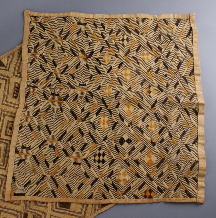 DREI AFRIKANISCHE TEXTILE mit geometrischen Mustern, H 60 x B 50 cm, H 57 x B 54 cm, H 54x B 52 - Image 2 of 5