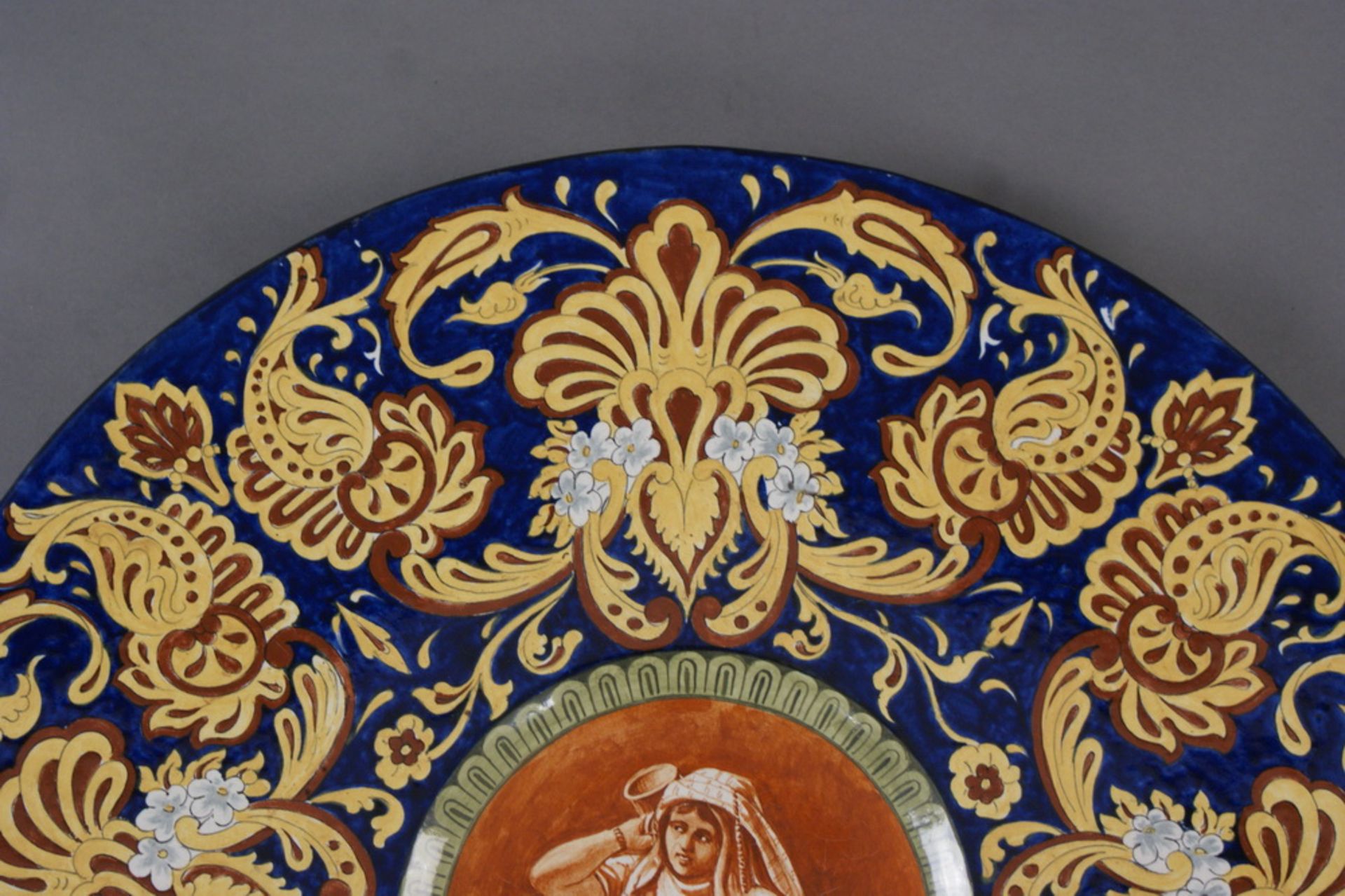 GROSSER SCHAUTELLER Keramik, bunt glasiert, Rückseitig bezeichnet, Restauriert, besch.,Durchmesser - Bild 3 aus 5
