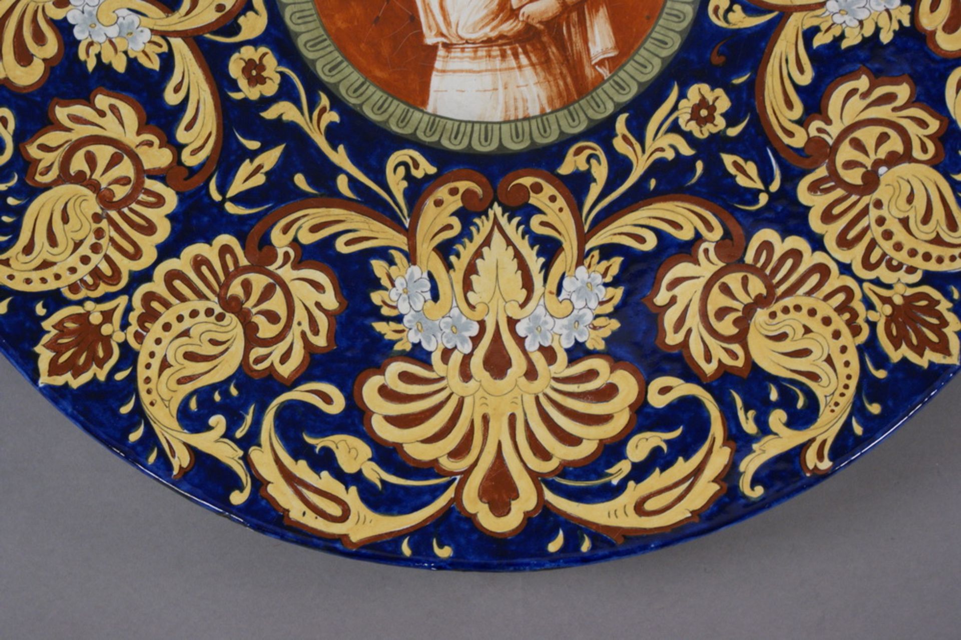GROSSER SCHAUTELLER Keramik, bunt glasiert, Rückseitig bezeichnet, Restauriert, besch.,Durchmesser - Bild 4 aus 5