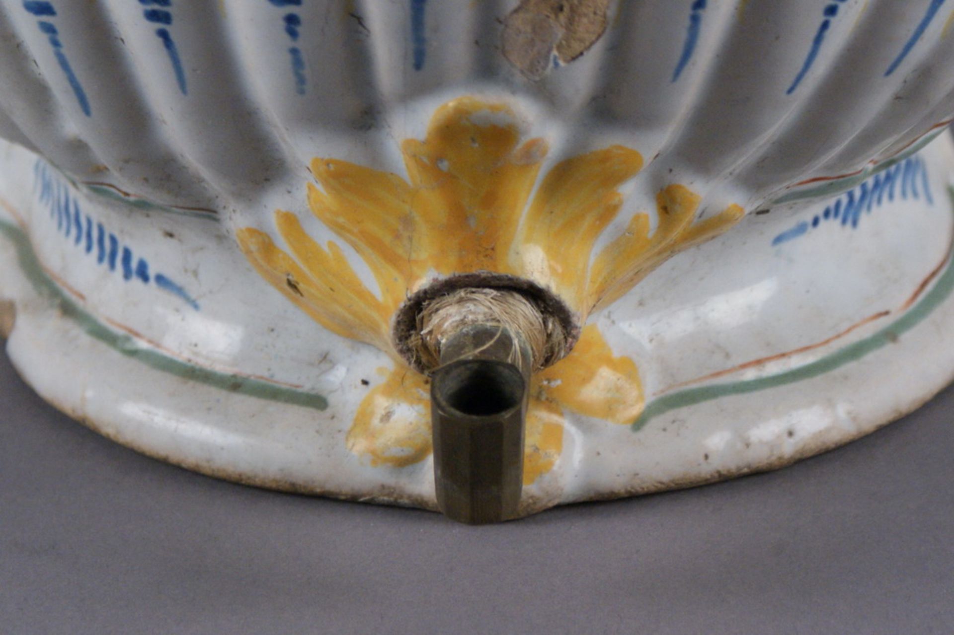 WASSERSPENDER Italien, 18. JH, großes Gefäß mit Ablasser für Wasser, besch., H 54,5 x B 23cm - Bild 3 aus 6
