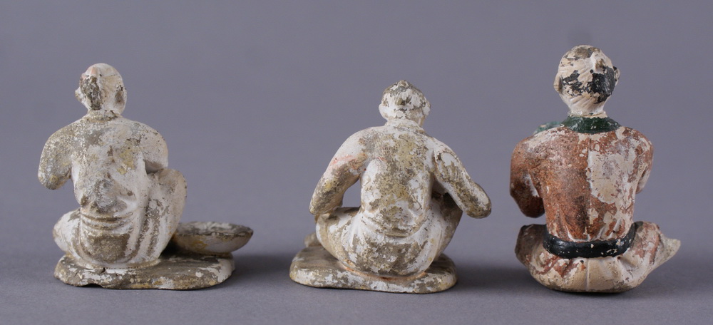 GRABBEIGABEN China, 3 kleine sitzende Tonfiguren, H 4,5 bis 5,5 cm  Mindestpreis: 20 EUR - Image 5 of 5
