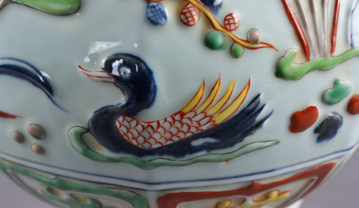 PAAR CHINESISCHE VASEN mit farbenprächtigem Entenmotiv und floraler Ornamentik auf Korpus, - Image 8 of 13