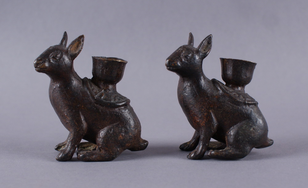 PAAR KANINCHEN 19. JH, Bronze Kerzenhalter in Form zweier Hasen, H 9 x B 7 cm  Mindestpreis: 150 - Image 2 of 6