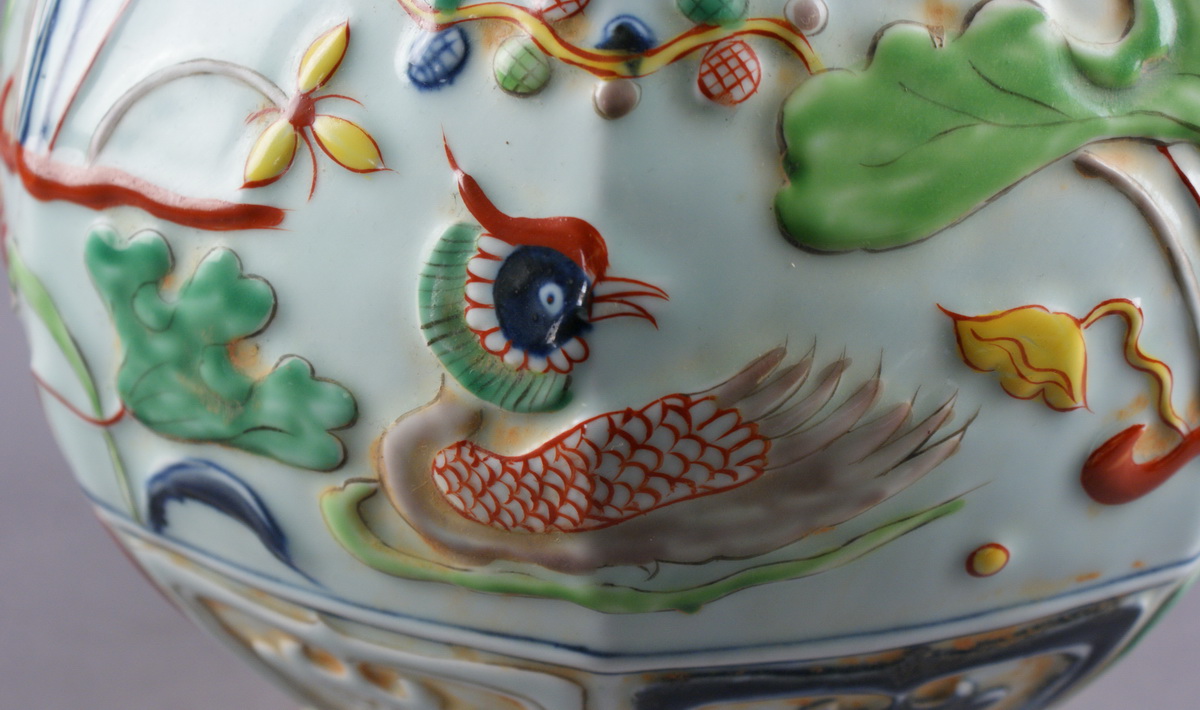 PAAR CHINESISCHE VASEN mit farbenprächtigem Entenmotiv und floraler Ornamentik auf Korpus, - Image 7 of 13