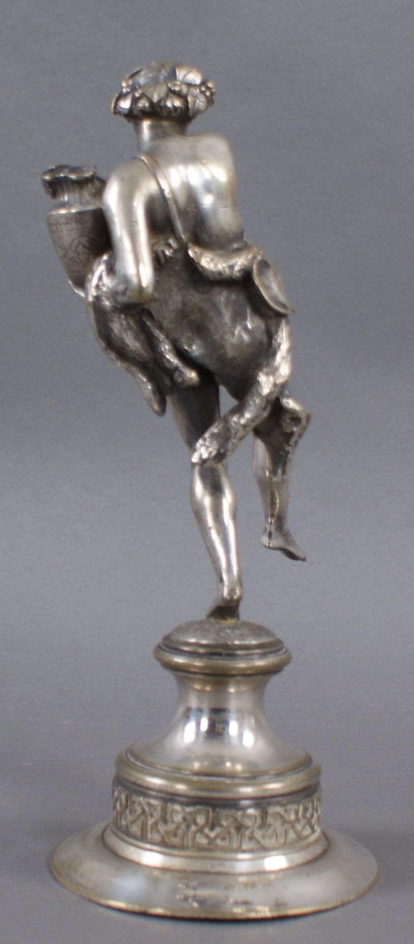 NACKTER JÜNGLING lachende Skulptur mit Krug in der Hand, H 27,5 cm  Mindestpreis: 300 EUR - Bild 5 aus 8