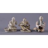 GRABBEIGABEN China, 3 kleine sitzende Tonfiguren, H 4,5 bis 5,5 cm  Mindestpreis: 20 EUR
