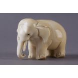 ELEFANT 19. JH, in Elfenbein geschnitzter Elefant, H 4 x B 6 cm  Mindestpreis: 180 EUR