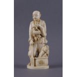 CHINESISCHE FIGUR China, 19. JH, Elfenbein Skulptur eines asiatischen Mannes mitErntewerkzeug und