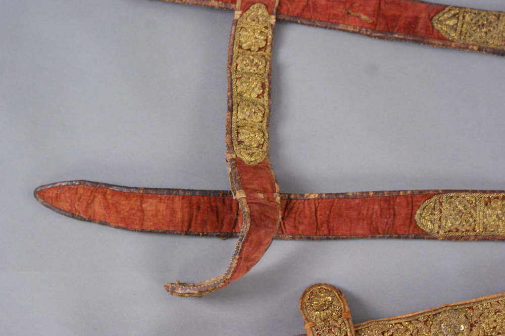 PFERDE GESCHIRR 18. JH, prunkvolle Teile eines Geschirrs aus rotem Samt und goldenenStickerein, L - Image 5 of 7