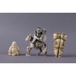 DREI NETZUKE Japan/China, geschnitzte Skulpturen, H 3 - 7 cm  Mindestpreis: 120 EUR
