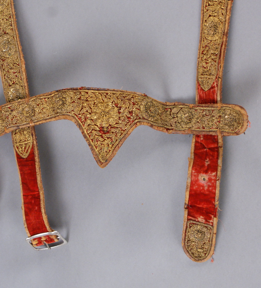 PFERDE GESCHIRR 18. JH, prunkvolle Teile eines Geschirrs aus rotem Samt und goldenenStickerein, L - Image 2 of 7