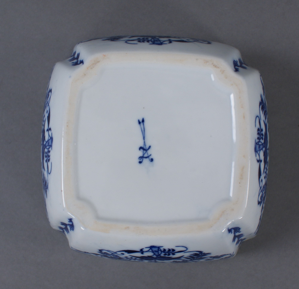 ECKIGE SCHALE Porzellan, mit blau-weißem Zwiebelmuster, unterseitig bez., Durchmesser 18cm - Image 5 of 5