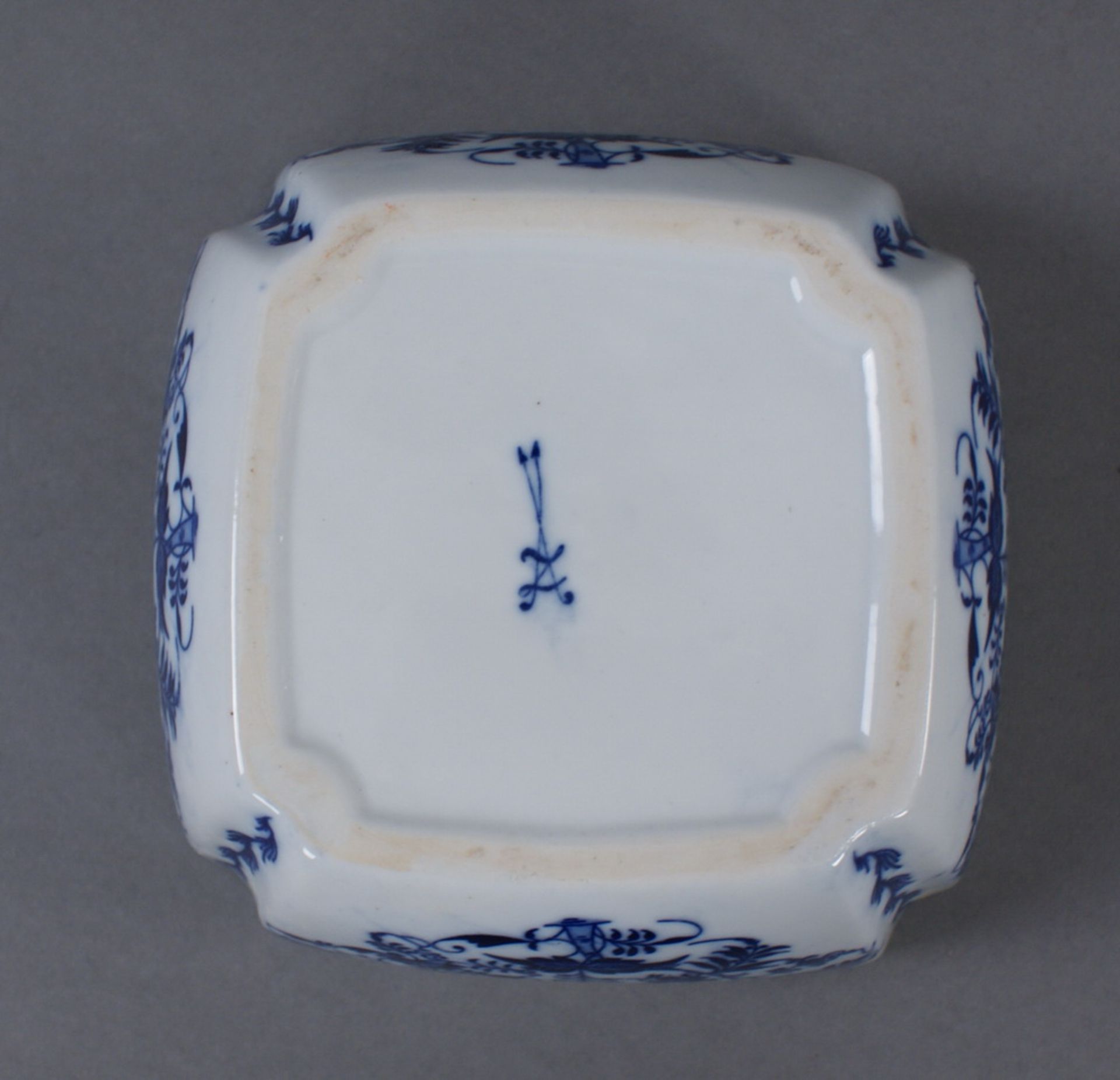ECKIGE SCHALE Porzellan, mit blau-weißem Zwiebelmuster, unterseitig bez., Durchmesser 18cm - Bild 5 aus 5