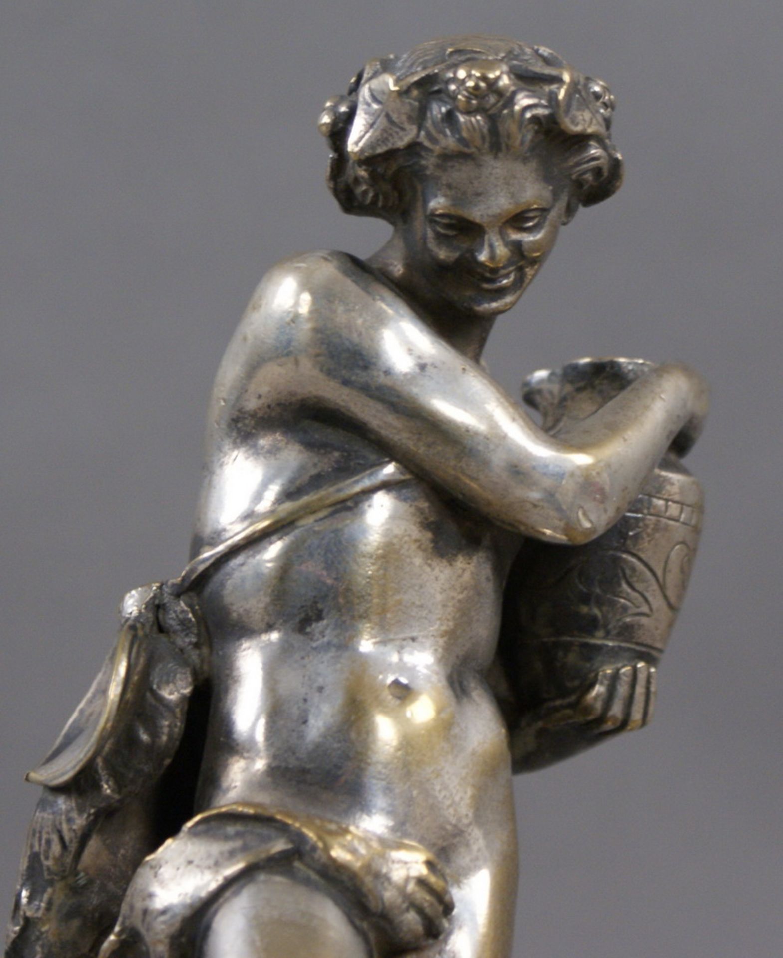 NACKTER JÜNGLING lachende Skulptur mit Krug in der Hand, H 27,5 cm  Mindestpreis: 300 EUR - Bild 8 aus 8
