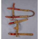 PFERDE GESCHIRR 18. JH, prunkvolle Teile eines Geschirrs aus rotem Samt und goldenenStickerein, L