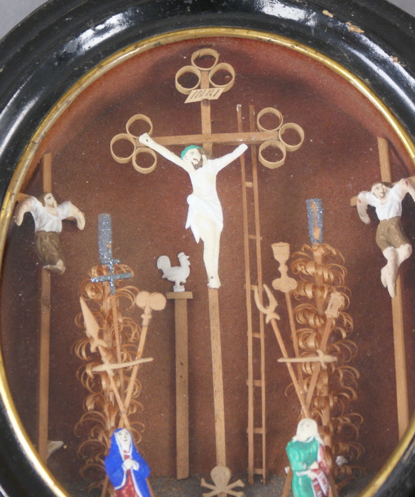 ARMA CHRISTI im kleinen Glasschrein, mit Jesus am Kreuz und den Waffen unter denen ergelitten hat, H - Image 2 of 4
