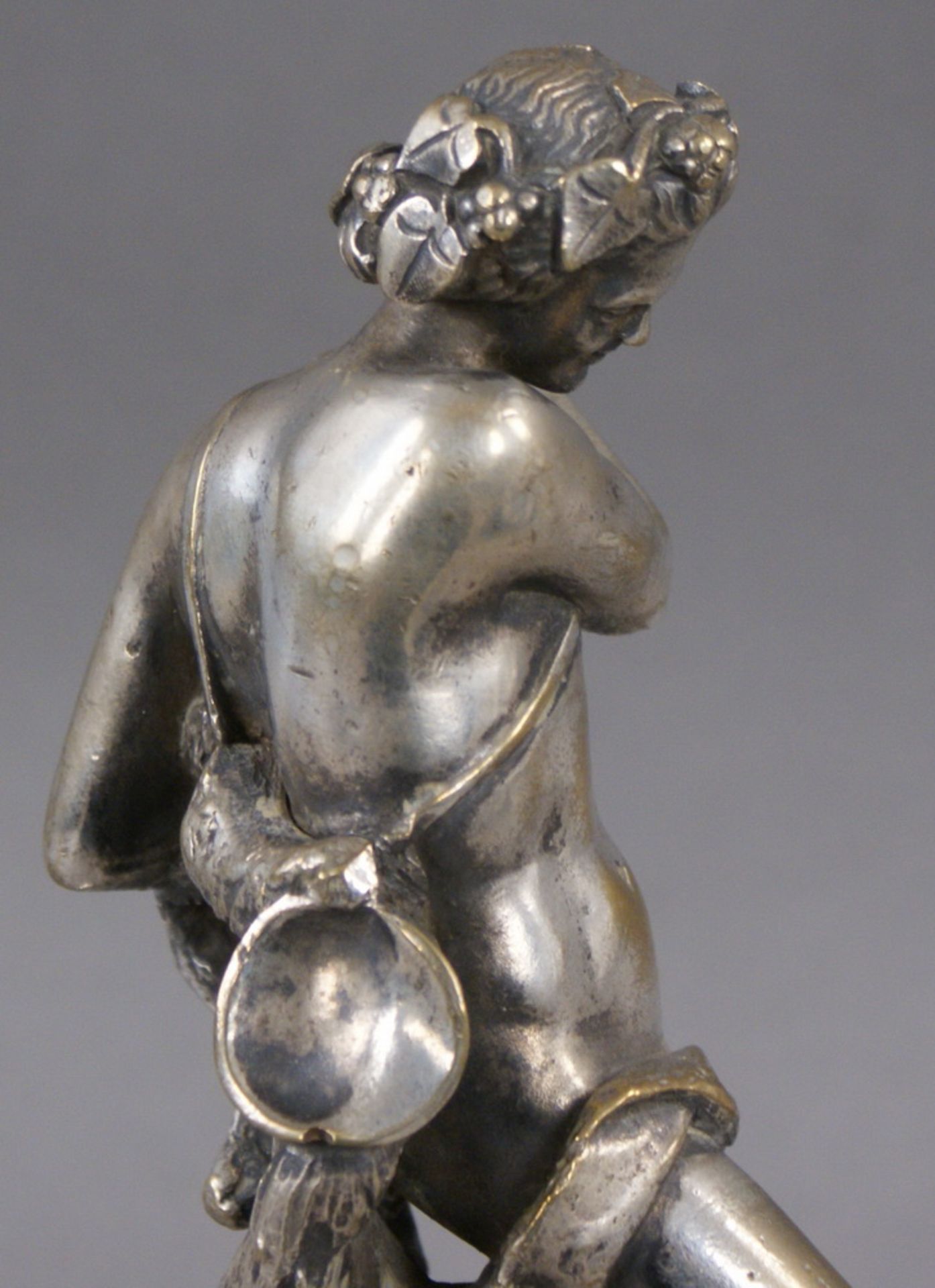 NACKTER JÜNGLING lachende Skulptur mit Krug in der Hand, H 27,5 cm  Mindestpreis: 300 EUR - Bild 7 aus 8