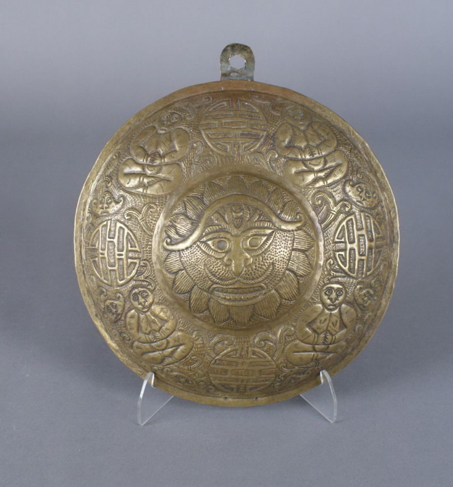 ORIENTALISCHES ZIEROBJEKT Messing, gebaucht, reliefierte Verzierungen und Symbole, D 24 cm - Image 2 of 2