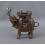 BRONZE ELEFANT asiatische Skulptur eines Elefanten, mit Drachenmotiv auf Korpus,unterseitig bez.,