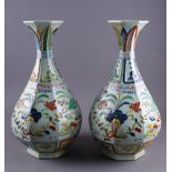 PAAR CHINESISCHE VASEN mit farbenprächtigem Entenmotiv und floraler Ornamentik auf Korpus,