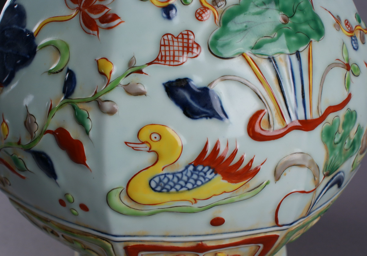 PAAR CHINESISCHE VASEN mit farbenprächtigem Entenmotiv und floraler Ornamentik auf Korpus, - Image 12 of 13