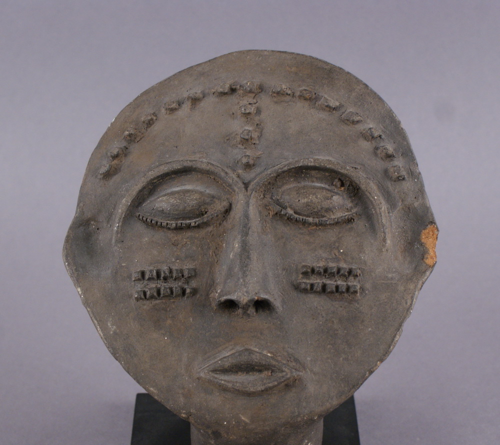 EISEN SKULPTUR afrikanische Skulptur eines Kopfes, auf Sockel stehend, besch., aus - Image 2 of 5
