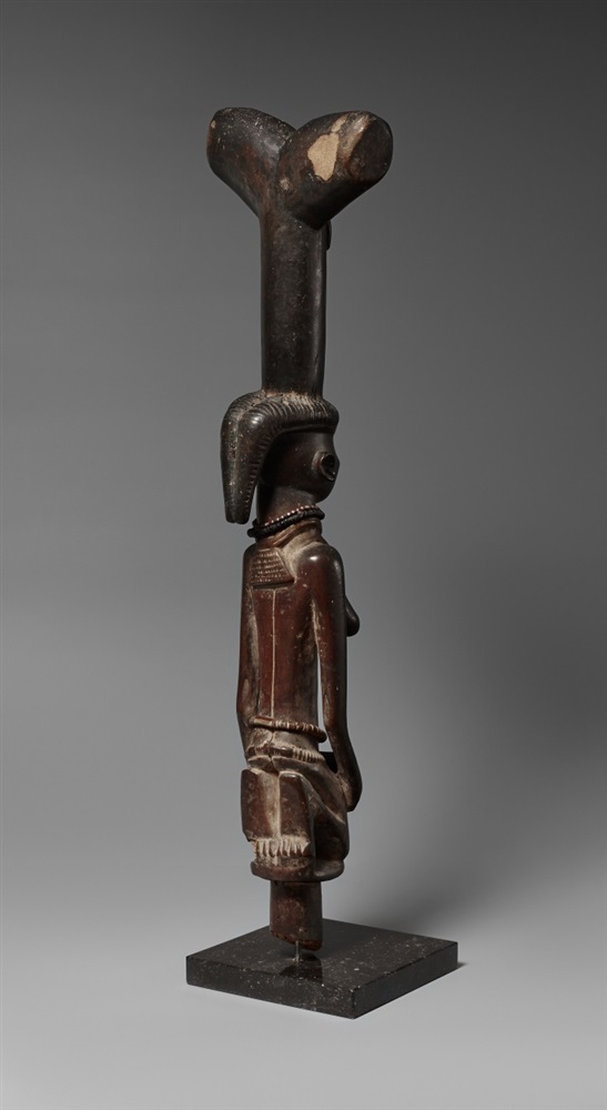 A YORUBA STAFF FOR SHANGO  Oshe Shango, carved as a kneeling female figure of elongated form holding - Image 3 of 4