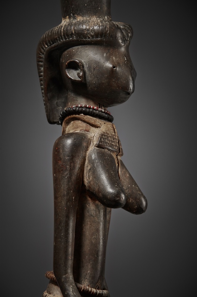A YORUBA STAFF FOR SHANGO  Oshe Shango, carved as a kneeling female figure of elongated form holding - Image 4 of 4
