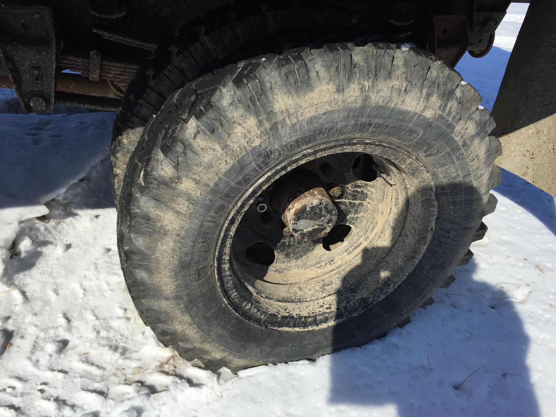 Chevy 60 Grain truck shows 54k, 2 speed axle, hyd hoist, rurns and drives - Image 8 of 12