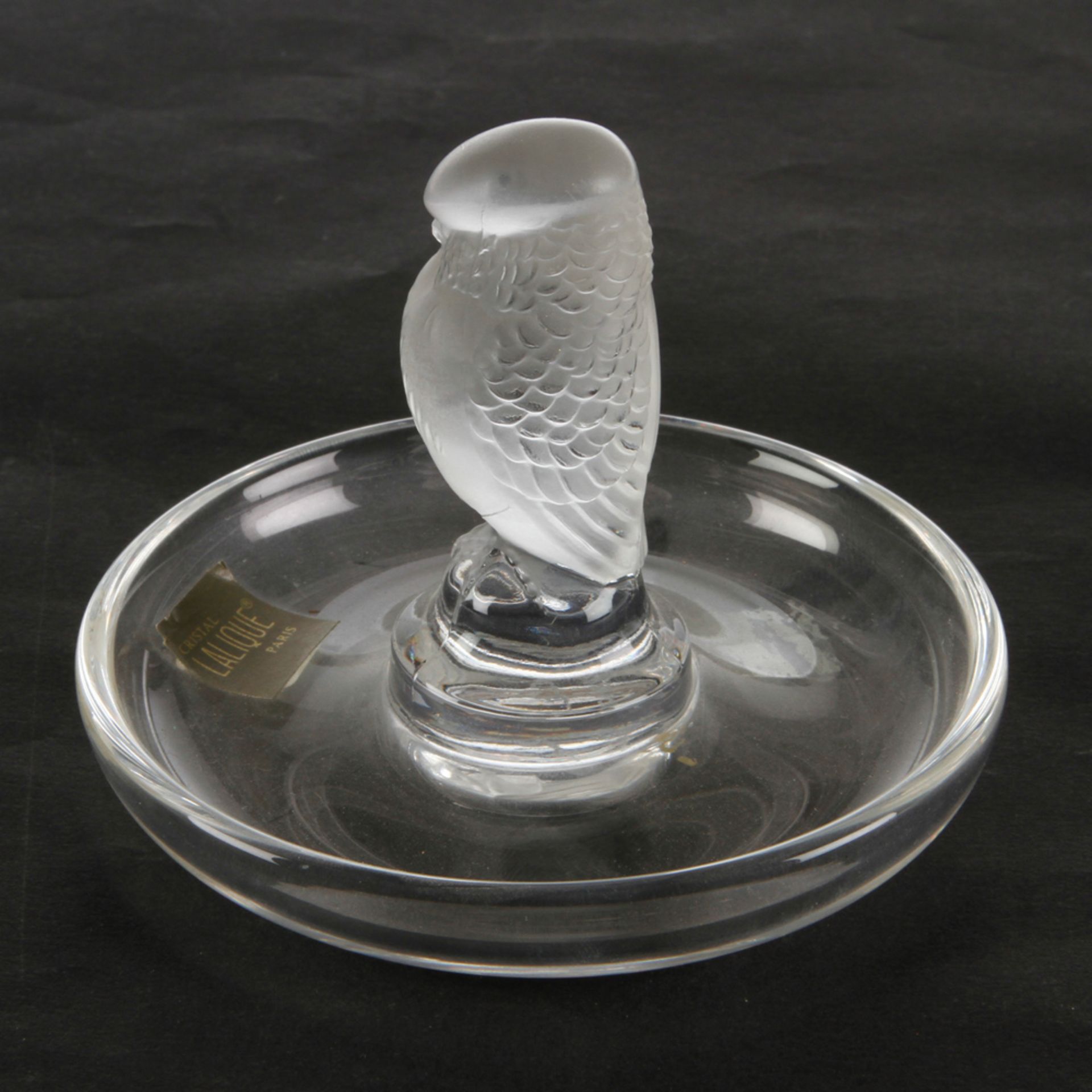 Vogel auf Schälchen, Glas, signiert Lalique/R France, Höhe 7Aufrufpreis: 40 EUR