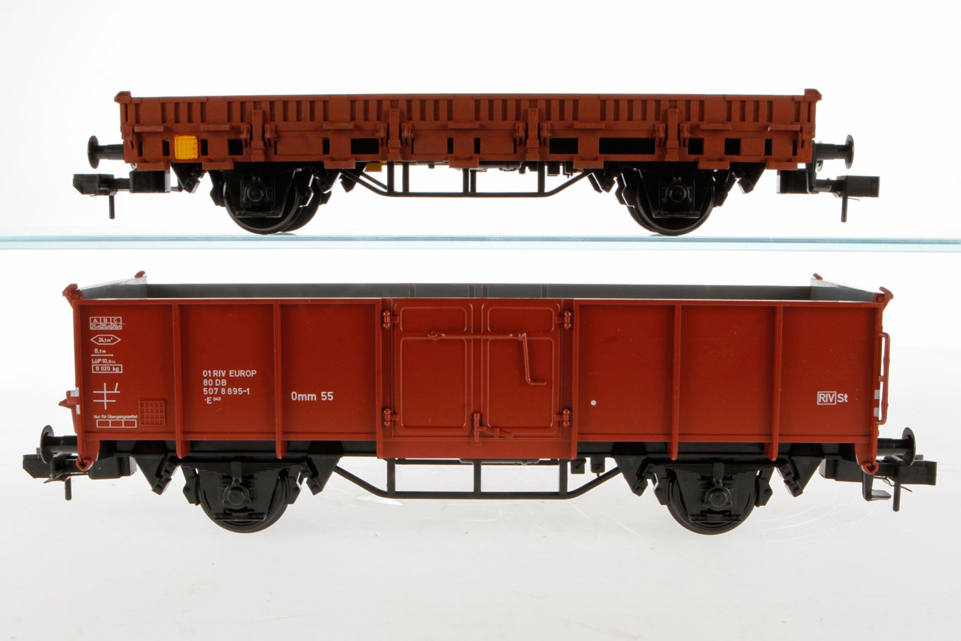 2 Märklin Güterwagen: 5850 und 5853, Spur 1, rotbraun, leichte Alterungsspuren, Länge je 31, je im