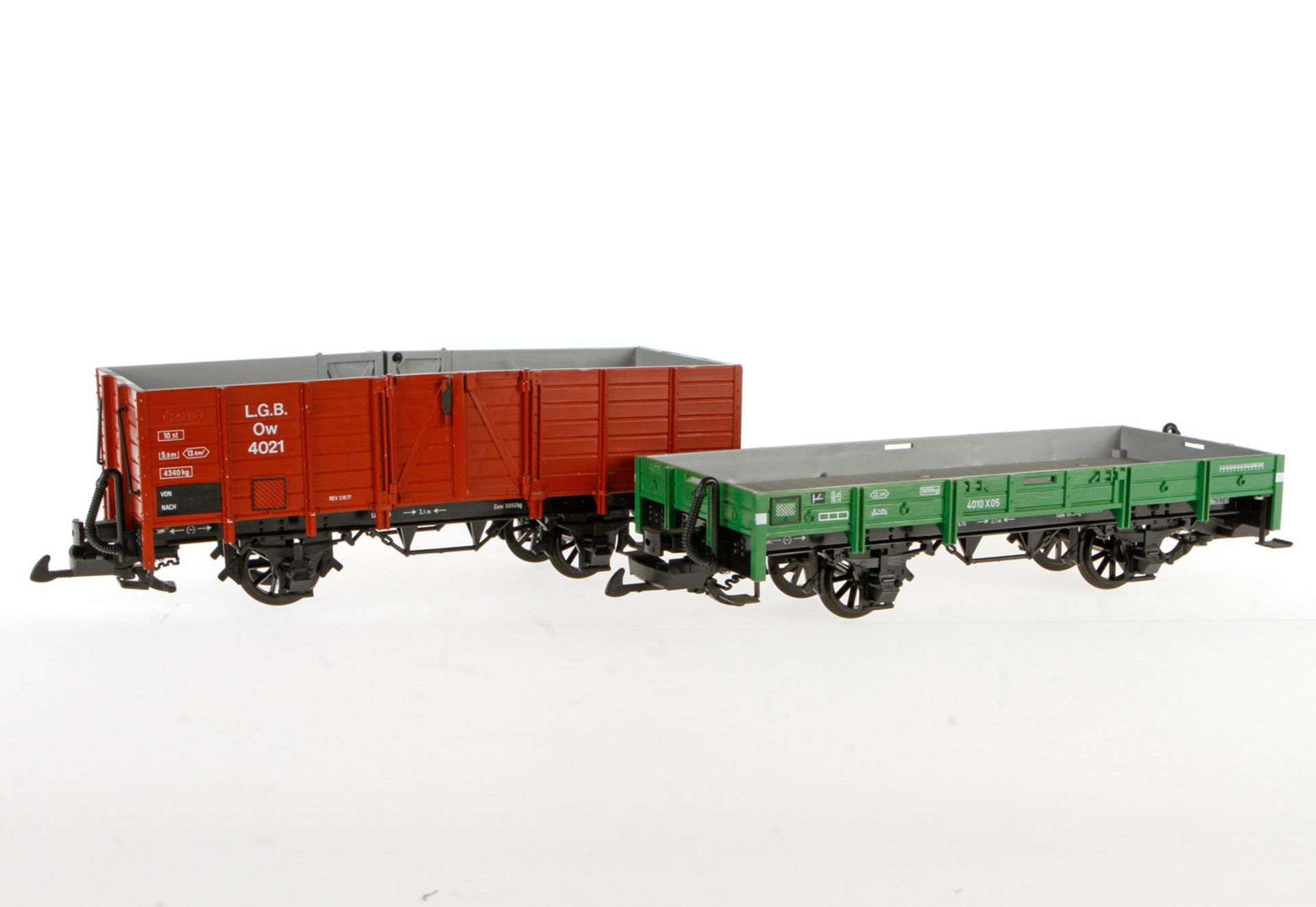2 LGB Güterwagen 4010 und 4021, grün und braun, Alterungs- und Gebrauchsspuren, Länge je 29,