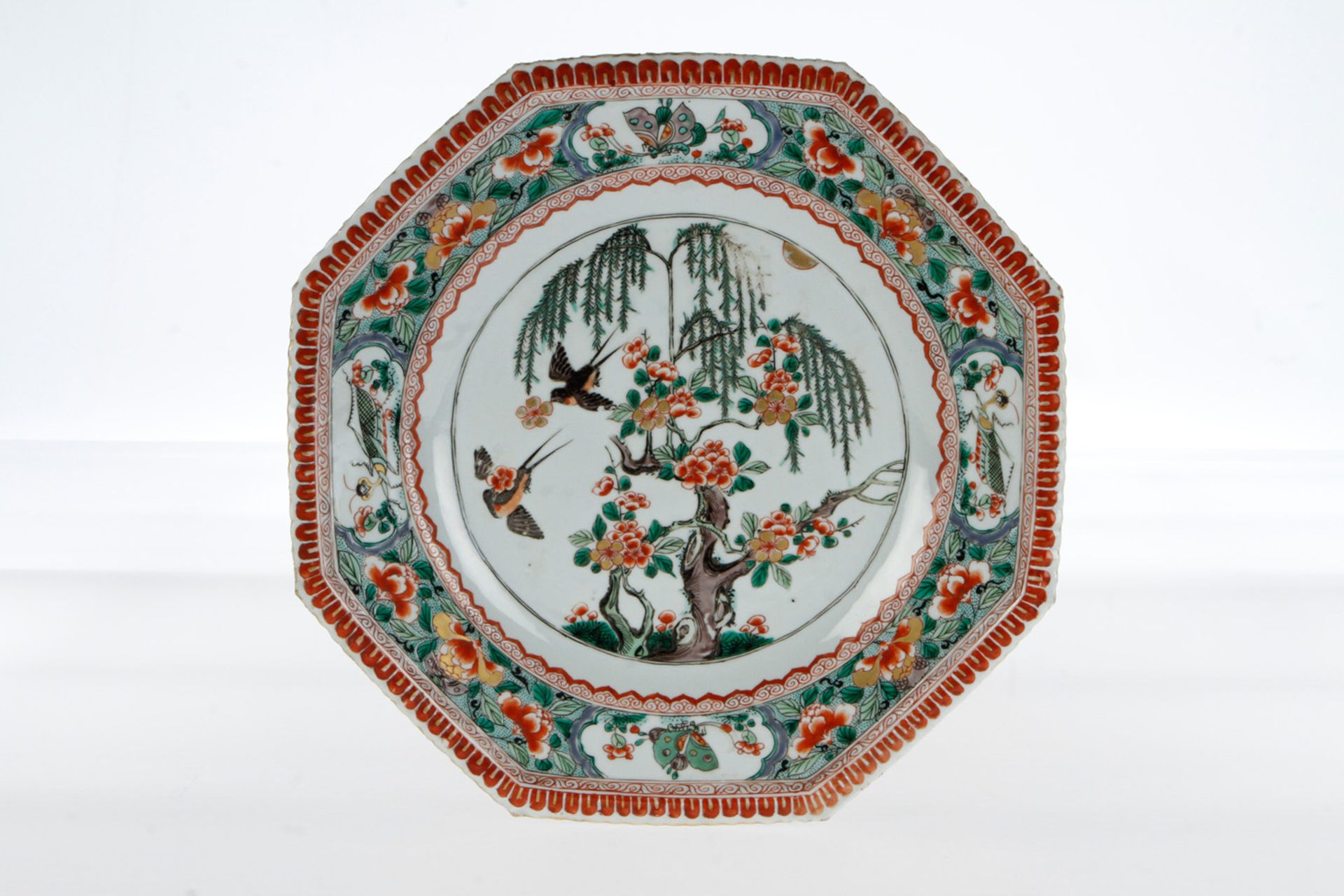 Famille verte-Teller. Kangxi-Periode (1662-1722)  Achteckiger Teller mit schräger Fahne und