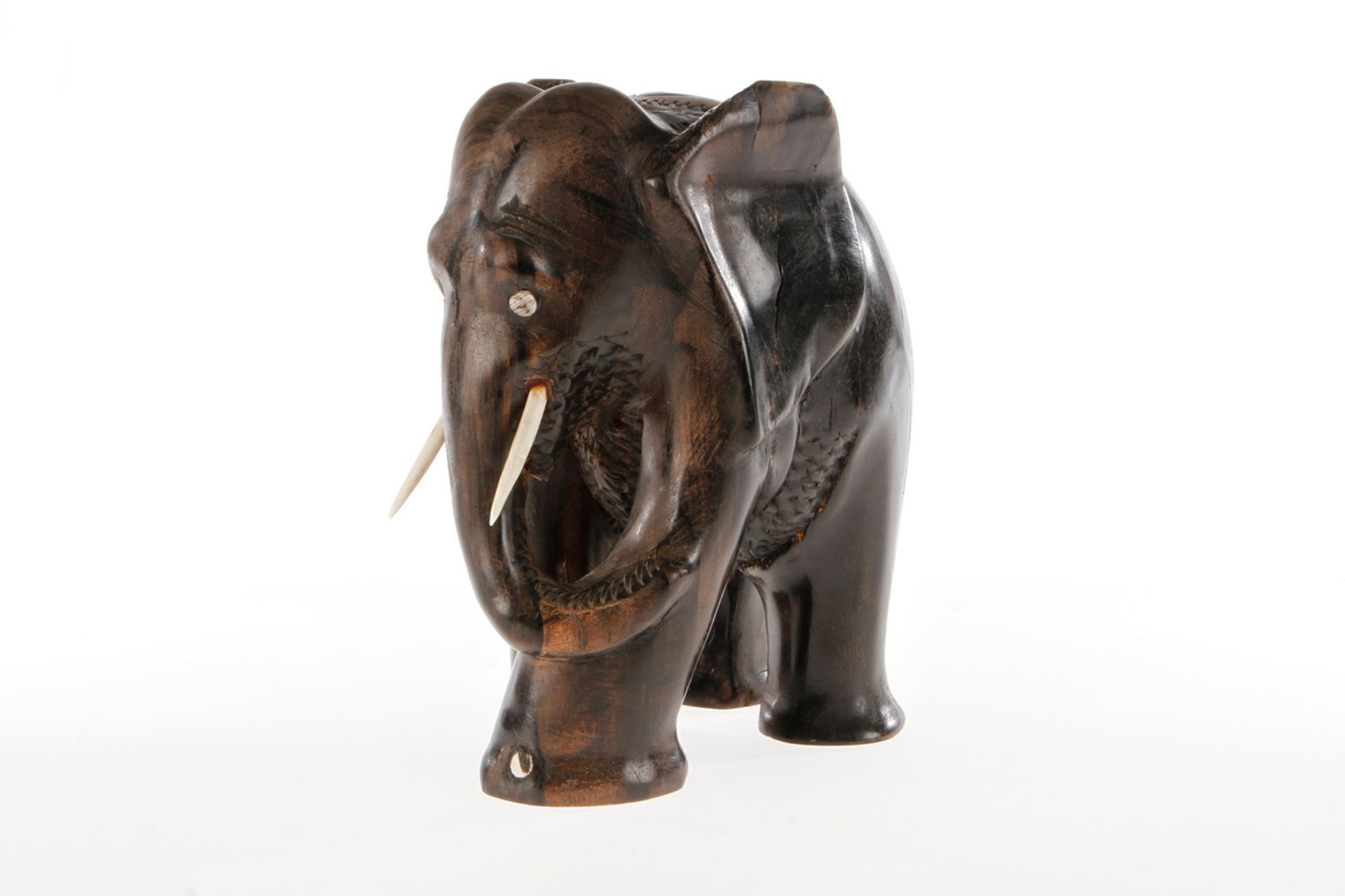 3 Afrikanische Elefanten,  Tropenholz geschnitzt mit Beineinlagen und Stoßzähnen, ein Stoßzahn - Bild 3 aus 4