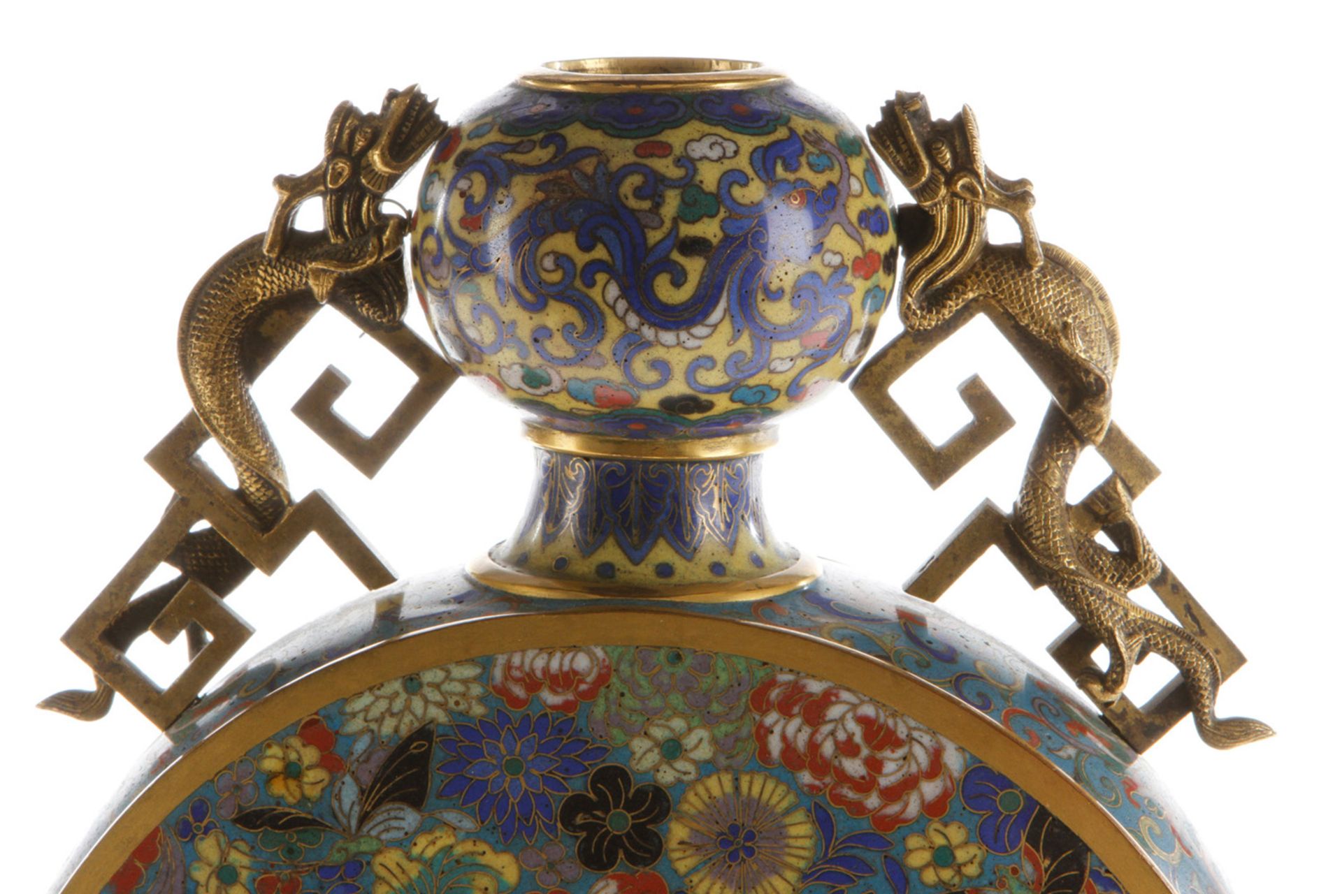Cloisonné-Vase vom Typ moon flask. Qianlong/Jiaqing-Ära,  mit kurzem Hals und kugeliger Mündung, auf - Bild 2 aus 5