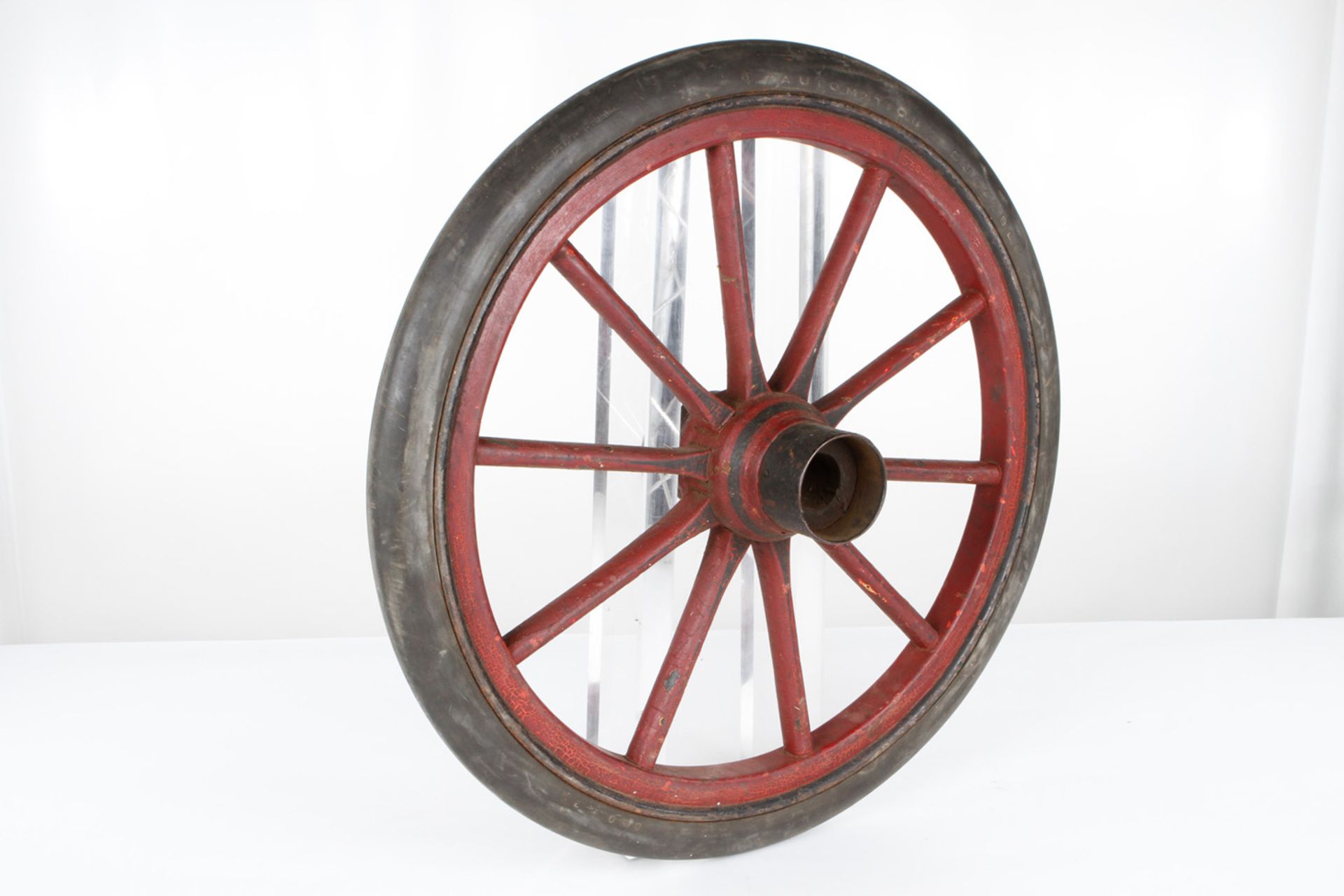 Holzspeichenrad mit Vollgummibereifung, um 1900,  Durchmesser 90 cmAufrufpreis: 150 EUR