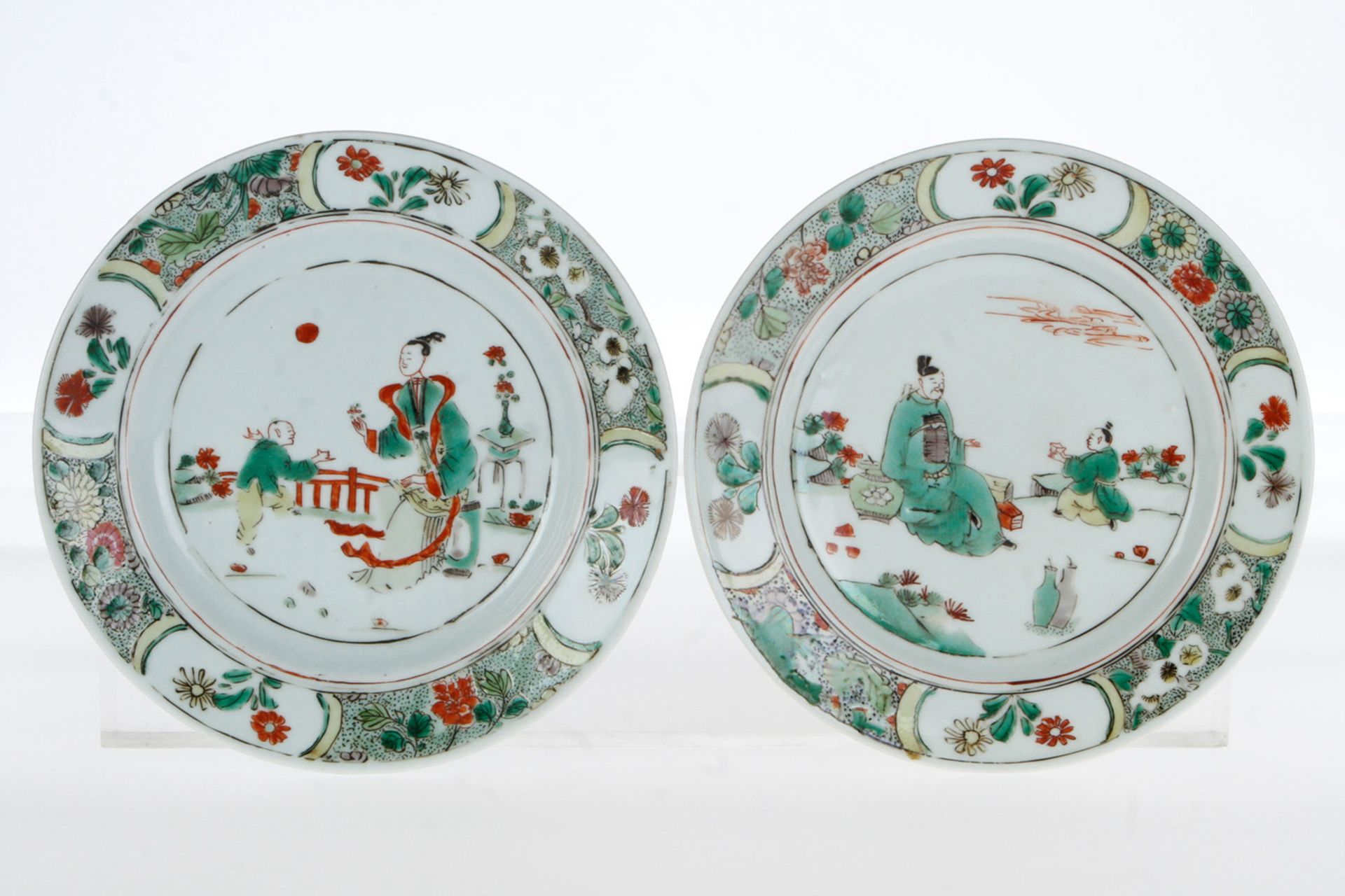 Zwei famille verte-Teller. Kangxi-Periode (1662-1722)  Teller mit schräger Fahne, dekoriert in den