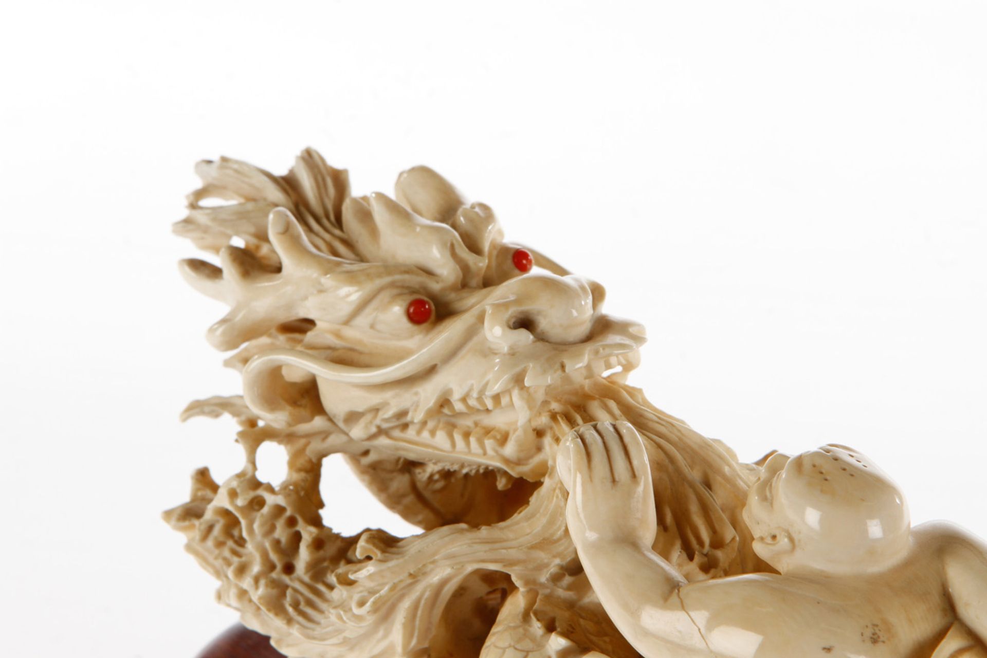 Feine Elfenbeinschnitzerei, Chinesischer Drache,  ein Arm geklebt, vorderer Teil von Stock fehlt, - Bild 2 aus 3