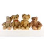 4 kleine Teddybären, Plüsch, tw holzwollegestopft, 30er bis 50er Jahre, L 20, Z 3