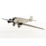 Märklin Flugzueg "JU 52" 1980, hellbeigegrau, mit Schlüssel, Alterungs- und Gebrauchsspuren, im