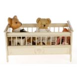Puppenbett, Holz, mit 2 Bären, Plüschhund und 3 Püppchen, L 42