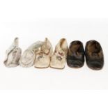 Konv. 3 alte Paar Schuhe für die große Puppe, L 11,5, starke Alterungsspuren