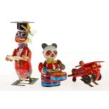 3 Blechspielzeuge, China: Ente, Bär mit Trommel und Überschlagflugzeug, Uhrwerke intakt, leichte