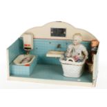Puppenbadezimmer, Blech, mit Püppchen und Porzellandose als Badewanne mit Puppe als Deckel, L 31,